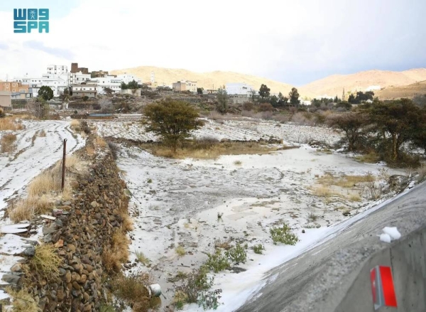 The local authorities in Asir have mobilized municipal workers and field teams to remove hail stones, which fell heavily on the main roads and streets in the region, so as to restore the disrupted vehicular movement.