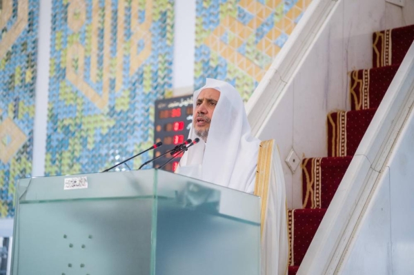 Sheikh Dr. Mohammad bin Abdulkarim Al-Issa delivers the Eid sermon on Wednesday at the King Faisal Mosque in Pakistan.