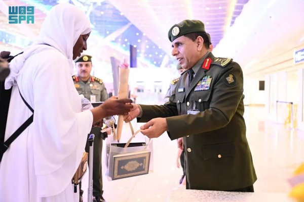 The passports chief distributed gifts to departing Umrah pilgrims.