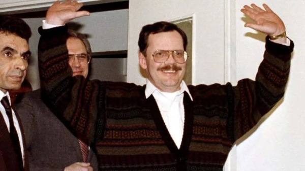 Anderson entering a press conference in Syria after his release in 1991