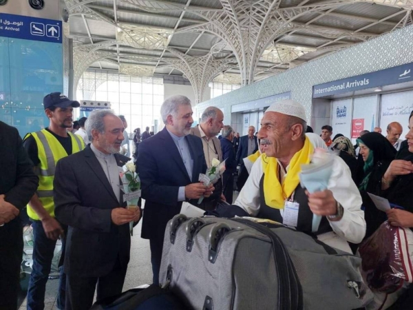 Iran’s Ambassador to Saudi Arabia Alireza Enayati receives the first batch of Iranian pilgrims at Prince Muhammad bin Abdulaziz International Airport in Madinah on Monday (Photo courtesy: Iranian embassy)