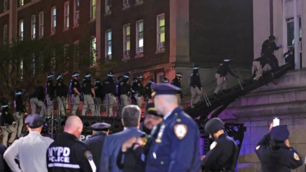 Police officers were seen climbing a ladder to enter Columbia's occupied Hamilton Hall