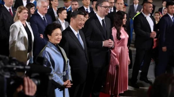 Serbian President Aleksandar Vucic (second from right) and his wife Tamara Vucic welcome China's President Xi Jinping and his wife Peng Liyuan in Belgrade