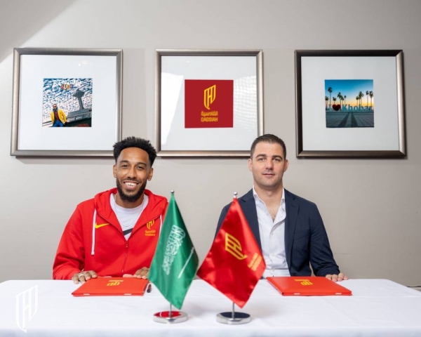 The signing ceremony, held in Venlo, Netherlands, was attended by the club's technical director Carlos Anton, representing the board of directors.