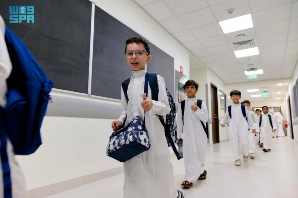 Students, especially tiny tots in the elementary classes, were received with flowers, gifts and souvenirs, amidst a warm welcome from their teachers, supervisors and school administrators.