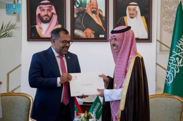 Maldives Foreign Minister Moosa Zameer hands written message of Maldives President Dr. Mohamed Moez to Saudi Minister of Foreign Affairs Prince Faisal bin Farhan in Riyadh on Monday.