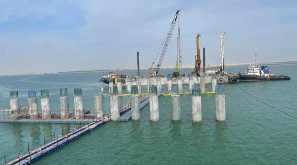 The Saudi Roads General Authority (RGA) announced that it has achieved remarkable progress with a completion rate of 88 percent in the construction of the 3.2 km Safwa-Ras Tanura Bridge project in the Eastern Province.