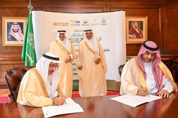Tabuk Emir Prince Fahd bin Sultan attends the ceremony of signing the contract for the public bus transport project in Tabuk on Sunday.