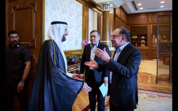 Malaysian Prime Minister Anwar Ibrahim receives Saudi Minister of Hajj and Umrah Dr. Tawfiq Al-Rabiah in Kuala Lumpur.

