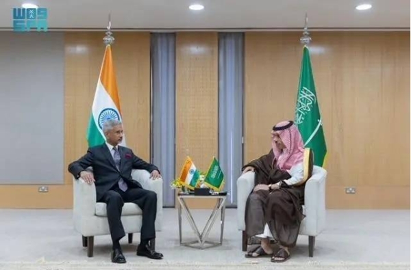 Minister of Foreign Affairs Prince Faisal bin Farhan holds talks with Russian Minister of Foreign Affairs Sergei Lavrov in Riyadh on Monday.