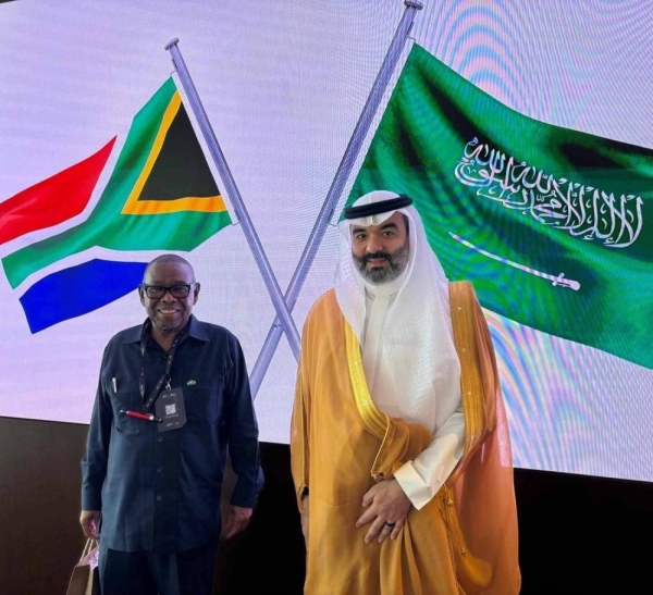 Saudi Minister of Communications and Information Technology Eng. Abdullah Al-Swaha receiving South Africa's Minister of Science, Technology and Innovation Dr Bonginkosi Blade Nzimande in Riyadh on Wednesday.
