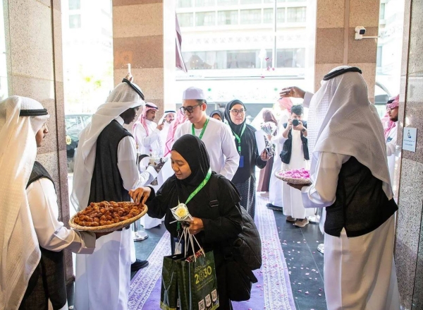 The first batch of Umrah pilgrims, under the Custodian of the Two Holy Mosques' Guests Program for Hajj, Umrah and Visit, is being received upon arrival in Madinah.