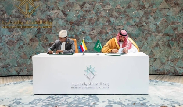 Saudi Minister of Economy and Planning Faisal Alibrahim and Comoros Minister of Economy, Industry, and Investment Moustoifa H. Mohamed sign the MOU.