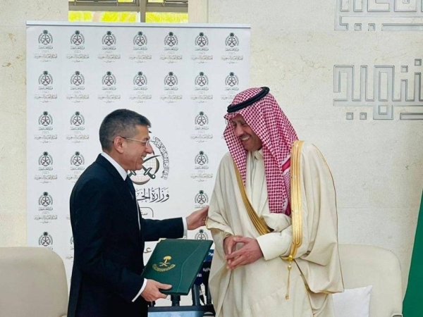 Saudi Ambassador to Jordan Naif Al-Sudairi delivers the financial support to the Palestinian Minister of Finance Omar Bitar in Amman on Thursday.
