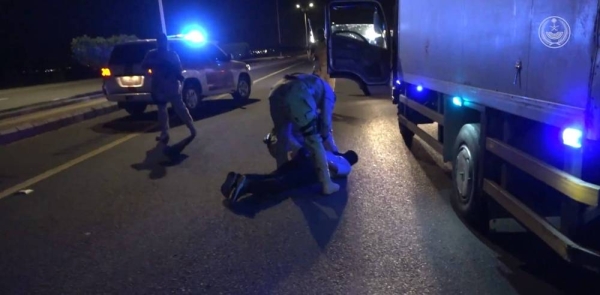 The Saudi security forces arrest one of the members of a five-member gang, who involved in drug trafficking, under the guise of the local bee import business.
