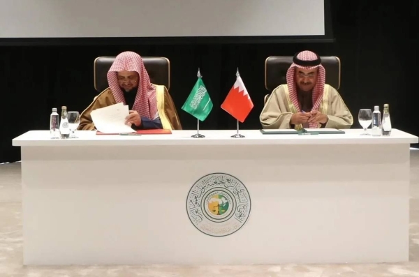 Saudi Attorney General Sheikh Saud Al-Mujib and his Bahrain counterpart Dr. Ali Al Buainain sign the agreement.