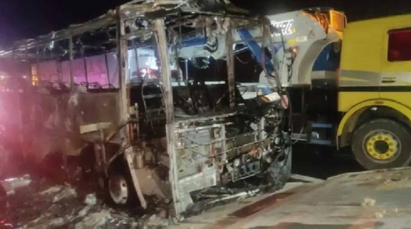 The passengers were able to get down the bus instantly before the fire engulfed the bus, turning it into a ball of fire and a pile of burning iron.
