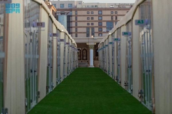 The services provided to itikaf observers at the Prophet's Mosque in Madinah include daily meals, water supply services, and personal and health services.
