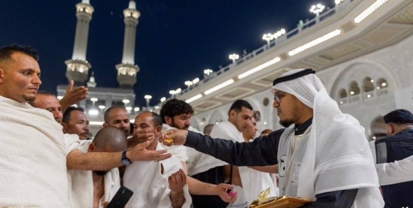 Worshippers in Makkah and Madinah perform Eid Al-Fitr prayer