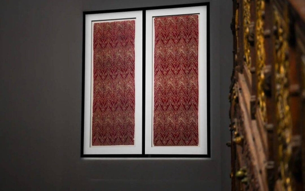 Unlike the well-known exterior kiswa woven, these two inner coverings once adorned the columns and walls inside the Holy Kaaba. 