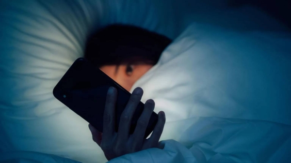 Screen time in bed linked to insomnia, study finds