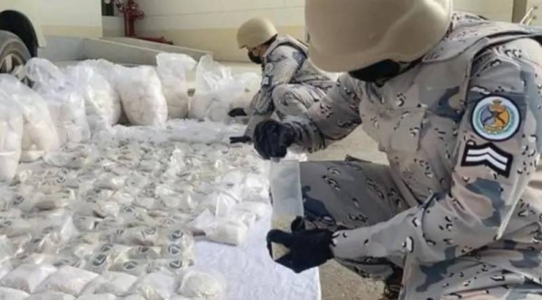 The General Directorate of Anti-Narcotics arrested an Ethiopian border security violator, two Yemeni residents, and a Palestinian resident in the Jeddah governorate for trafficking six kilograms of hashish.