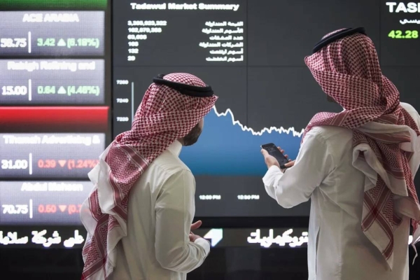 The Saudi stock market, the largest bourse in the Arab world, began trading on Monday with a significant drop of more than 400 points, reaching its lowest level of the day at 10,657 points, before recouping these losses to close in green.