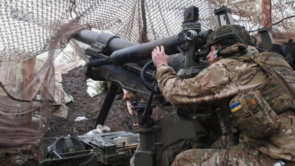 A Ukrainian soldier operating a howitzer on the frontline
