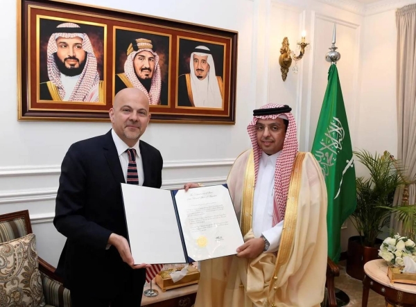 Rafik Mansour presents his credentials on April 6 to Fareed Al-Shehri, Director General of the Ministry of Foreign Affairs branch in the Makkah Region.