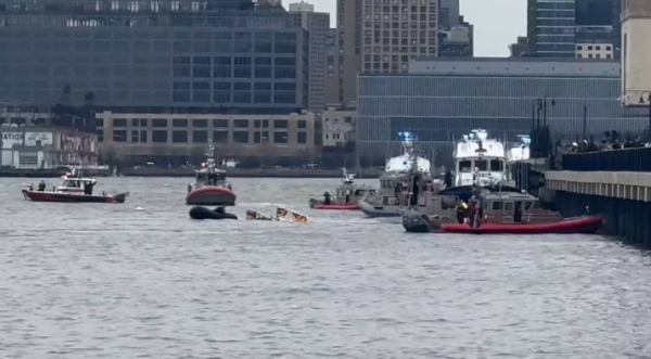 Rescue efforts underway after the helicopter crashes in Hudson River