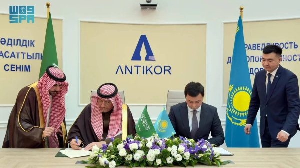 Saudi Oversight and Anti-Corruption Authority President Mazen Al-Kahmous and Chairman of the Anti-Corruption Agency of Kazakhstan Askhat Zhumagali sign MoU in Riyadh on Monday.
