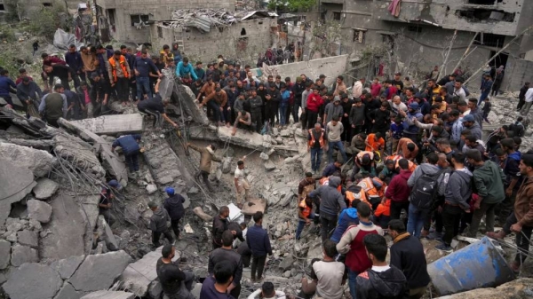 Volunteers and emergency workers search for bodies and survivors from the rubble of a house after it was targeted by an Israeli army strike in Jabalia al-Balad, 13 April, 2025