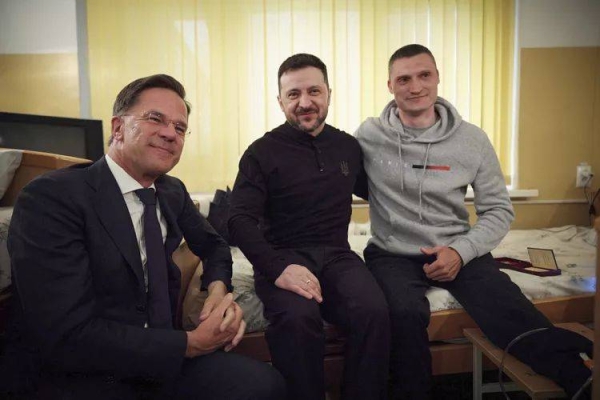 NATO Secretary General Mark Rutte, left, and Ukraine's President Volodymyr Zelenskyy, center, visit a wounded Ukrainian soldier at a hospital in Odesa 15.04.2025