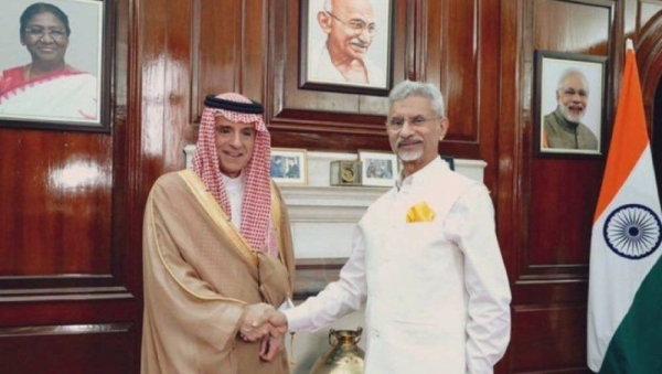 Adel Al-Jubeir meets Pakistani Prime Minister Muhammad Shehbaz Sharif.