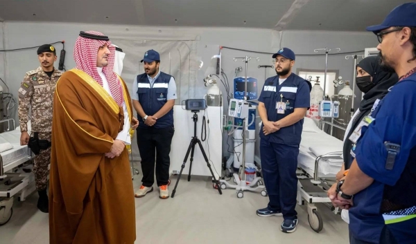 Minister of Interior Prince Abdulaziz bin Saud bin Naif tours field hospital in Arafat after inaugurating it on Saturday.