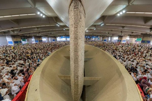 Pilgrims proceeded from their camps in Mina to the Jamarat Complex on their scheduled time this afternoon to perform the ritual of stoning at three Jamarat.
