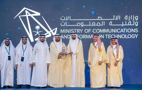 Minister of Human Resources and Social Development Eng. Ahmed Al-Rajhi presenting the Employee Engagement Award in Riyadh on Sunday.