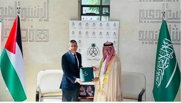 Palestinian Minister of Finance Omar Al-Bitar receives financial installment from Acting Chargé d’Affaires at the Saudi embassy Mohammed Mounis in Amman on Thursday.
