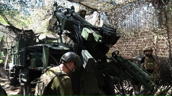 Ukrainian soldiers fire shells on July 20, 2025, during fighting in the area of Pokrovsk, where Russian forces have made progress in recent days.