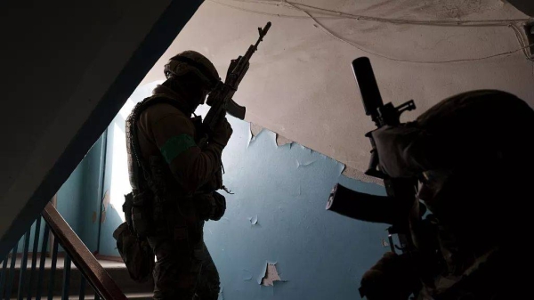 Security Service of Ukraine (SBU) servicemen enter a building during an operation to arrest suspected Russian collaborators in Kharkiv. (File photo)