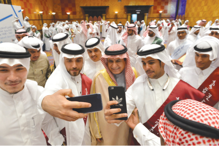 Minister of Transport Sulaiman Al-Hamdan seen along with the graduated students of Saudi Academy of Civil Aviation taking selfies in Jeddah. — Courtesy photo