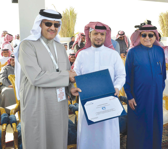 Eng. Ismail S. Alghamdi, Chief Business Officer, Mobily, receives the certificate of appreciation on behalf of Mobily from Prince Sultan Bin Salman Bin Abdulaziz Al Saud