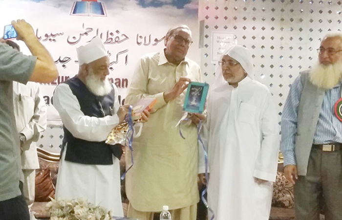Maulana Ahtram ul Haq Thanwi releasing the book on scientific miracles in the Holy Qur’an and the Prophet’s Sayings ‘Quran O Sunnat Ka Sciency Aijaz’ written by Dr. Mohammad Laiqullah. — Courtesy photos