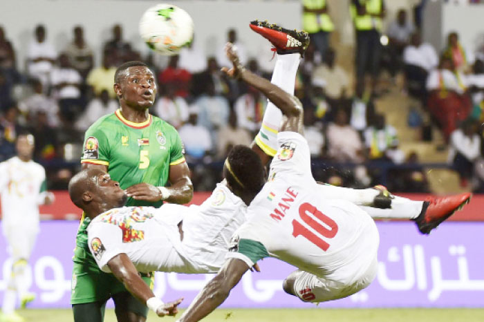 Zimbabwe’s defender Elisha Muroiwa (back) challenges Senegal’s forwards Sadio Mane (R) and Moussa Sow during their 2017 Africa Cup of Nations match in Franceville Thursday. - AFP