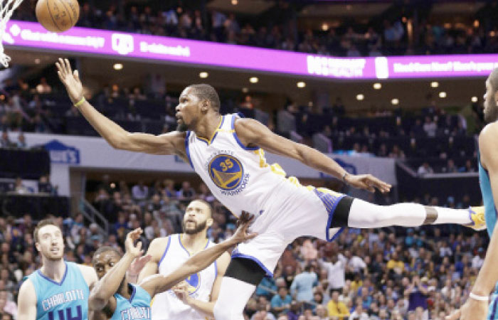 Golden State Warriors’ Kevin Durant (No. 35) drives against Charlotte Hornets’ Kemba Walker (No. 15) in the second half of their NBA game in Charlotte, N.C., Wednesday. - AP