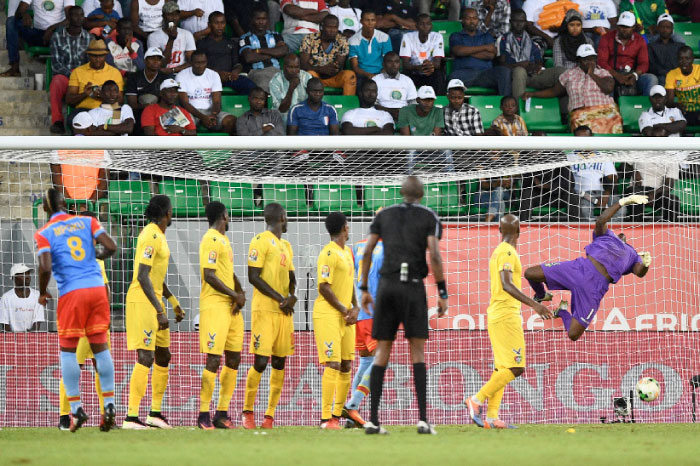 Democratic Republic of the Congo’s midfielder Paul Jose Mpoku (L) scores a free kick goal during their 2017 Africa Cup of Nations match against Togo in Port-Gentil Tuesday. - AFP