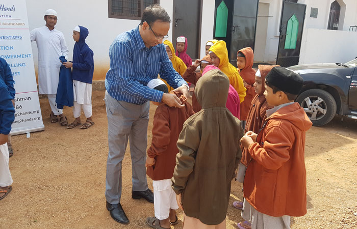 Helping 2 hands the AR foundation