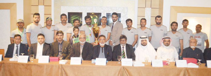 Champion IDB Green with guests and officials