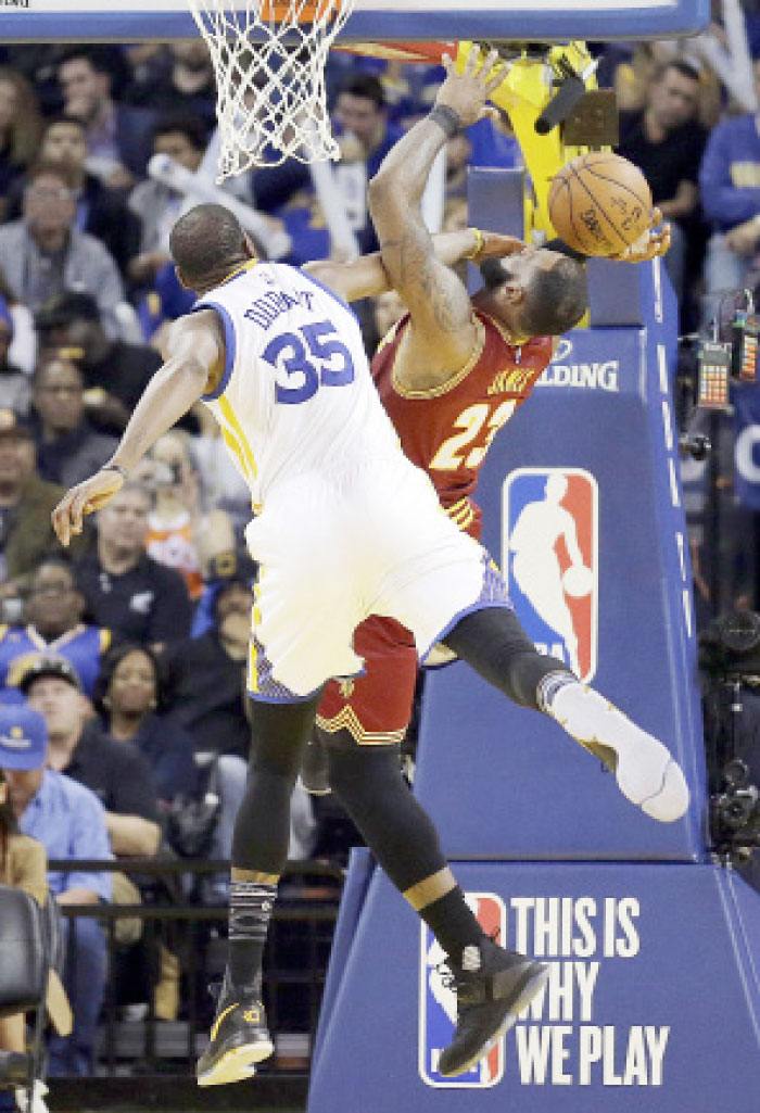 Golden State Warriors’ Kevin Durant (No. 35) blocks the shot of Cleveland Cavaliers’ LeBron James (R) during the second half of their NBA game in Oakland, California, Monday. - AP