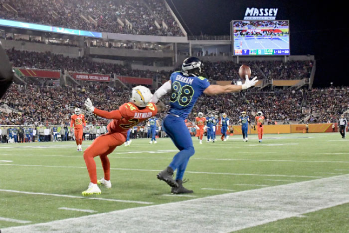 NFC (blue) tight end Jimmy Graham of the Seattle Seahawks reaches for a pass against AFC (red) defensive tackle Geno Atkins of the San Diego Chargers during the first half of their 2017 Pro Bowl at Camping World Stadium Sunday. - Reuters
